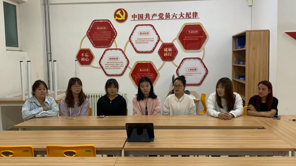 一站式學(xué)生社區(qū)組織學(xué)生觀看《開學(xué)第一課》.jpg 一站式學(xué)生社區(qū)組織學(xué)生觀看《開學(xué)第一課》.jpg