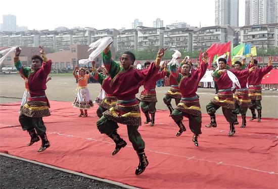 校區(qū)學生表演藏族舞蹈.jpg