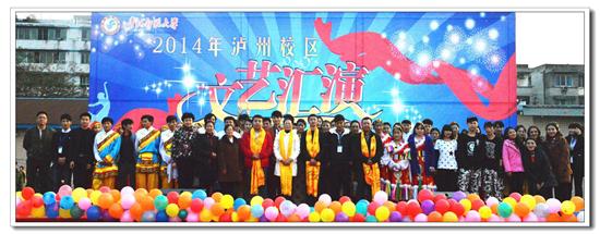 校區(qū)師生與演員合影.jpg