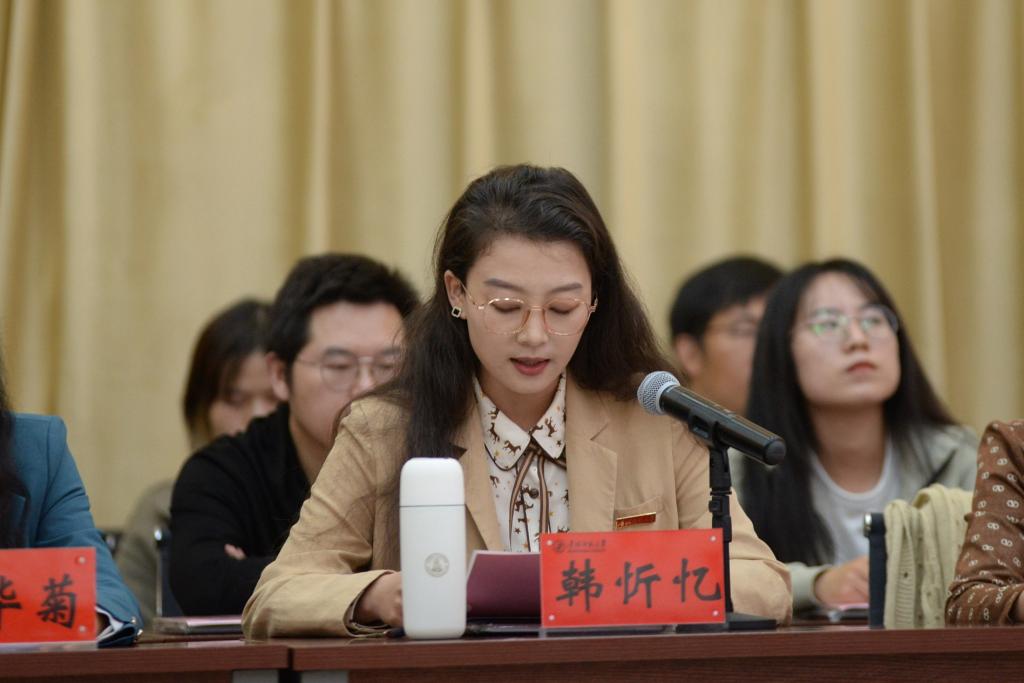 圖4 新入職教師代表韓忻憶發(fā)言.JPG