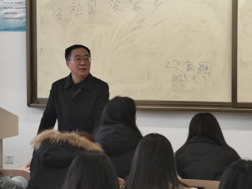 圖1:校黨委副書記許存寧講授開學第一課.jpg 圖1:校黨委副書記許存寧講授開學第一課.jpg