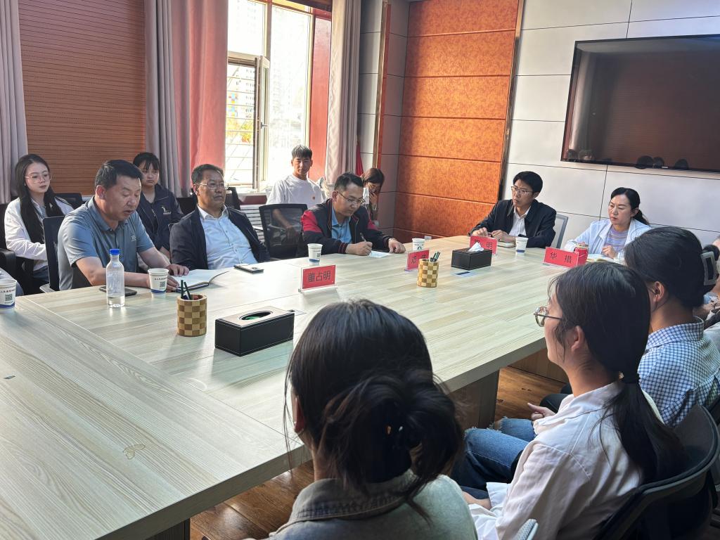 董校長慰問實習(xí)生3.jpg