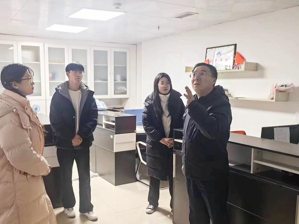 圖3:校黨委副書記許存寧檢查大學生創(chuàng)業(yè)孵化園工作情況.JPG 圖3:校黨委副書記許存寧檢查大學生創(chuàng)業(yè)孵化園工作情況.JPG